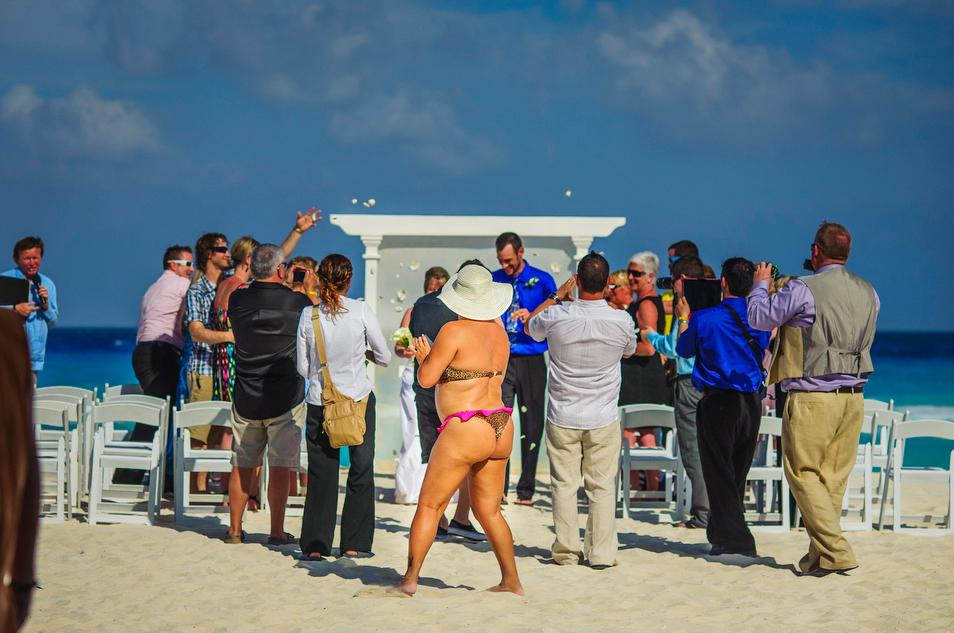 Wedding Picture Etiquette Does Not Apply Here - Image 5