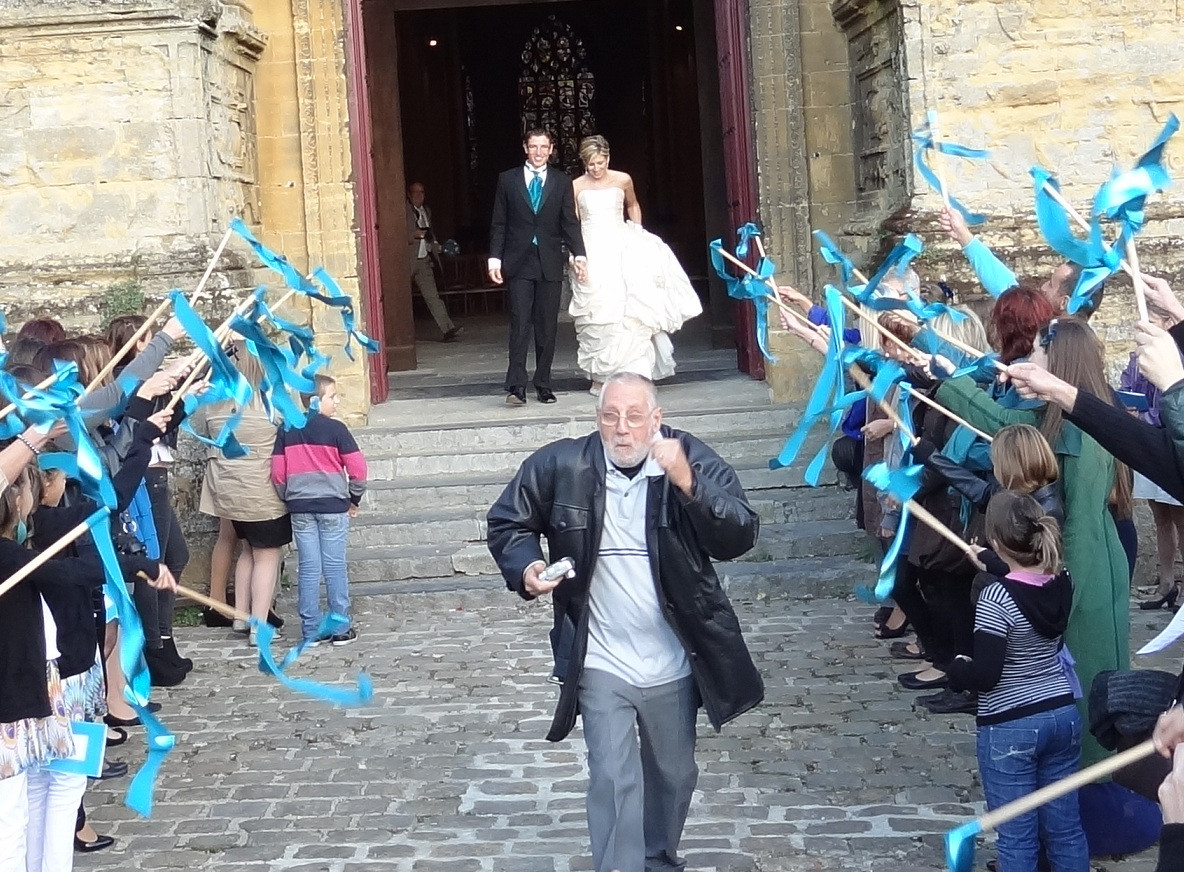 Wedding Picture Etiquette Does Not Apply Here - Image 8